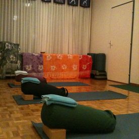 Cours de yoga en groupe - Genève Caroline Bergenström